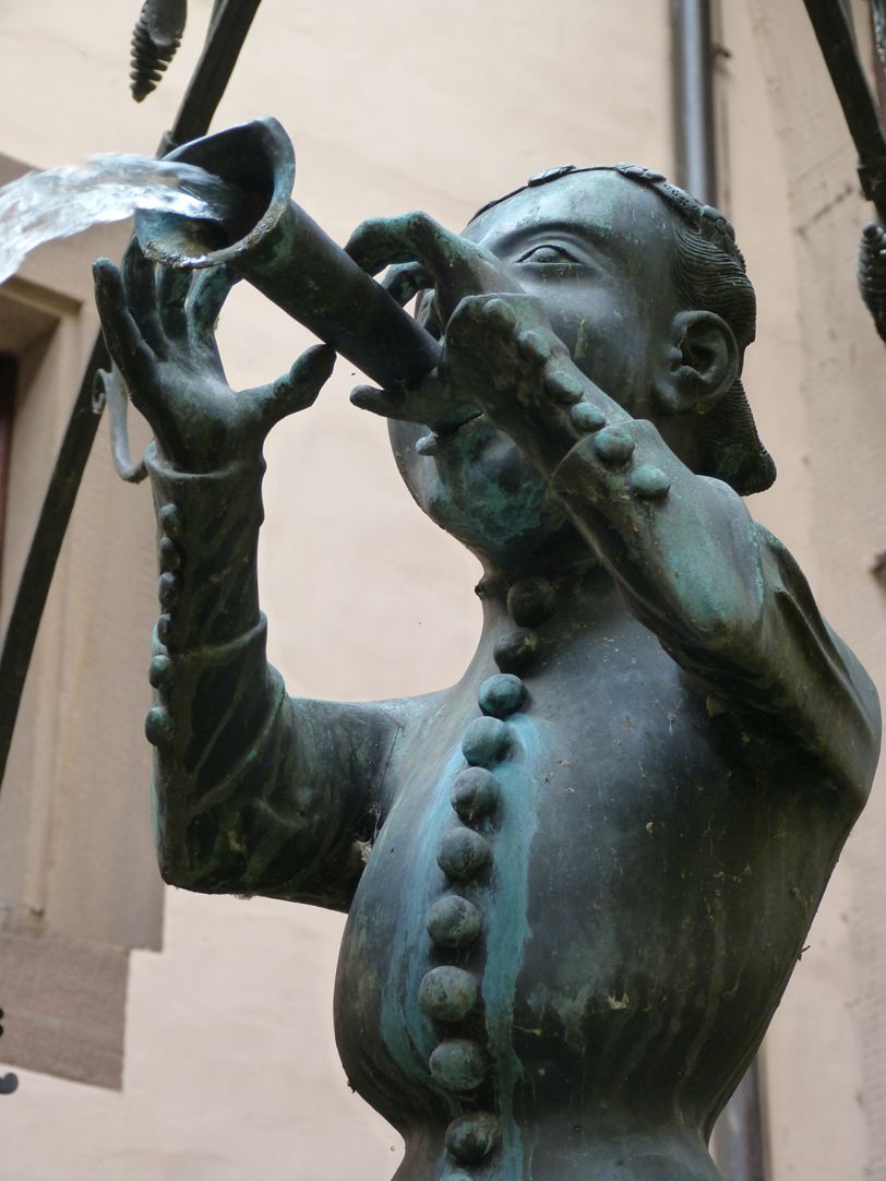 Hanselbrunnen Oberkörper in Untersicht