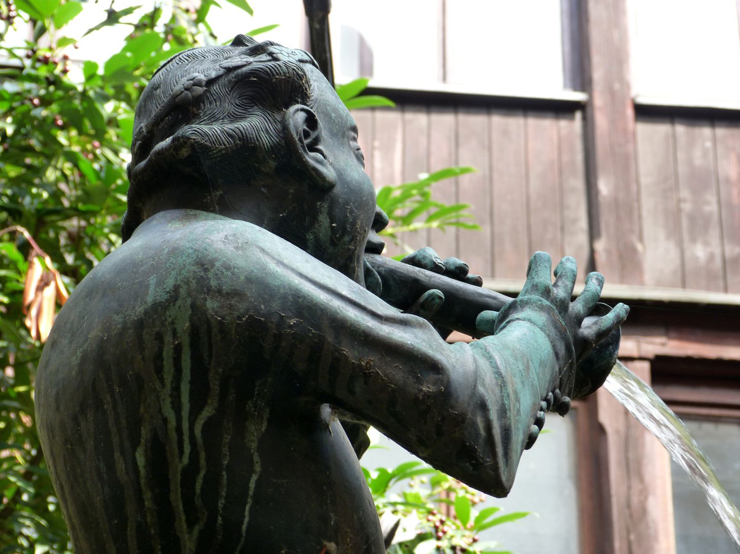 Hanselbrunnen Oberkörper aus hinterer Schrägansicht