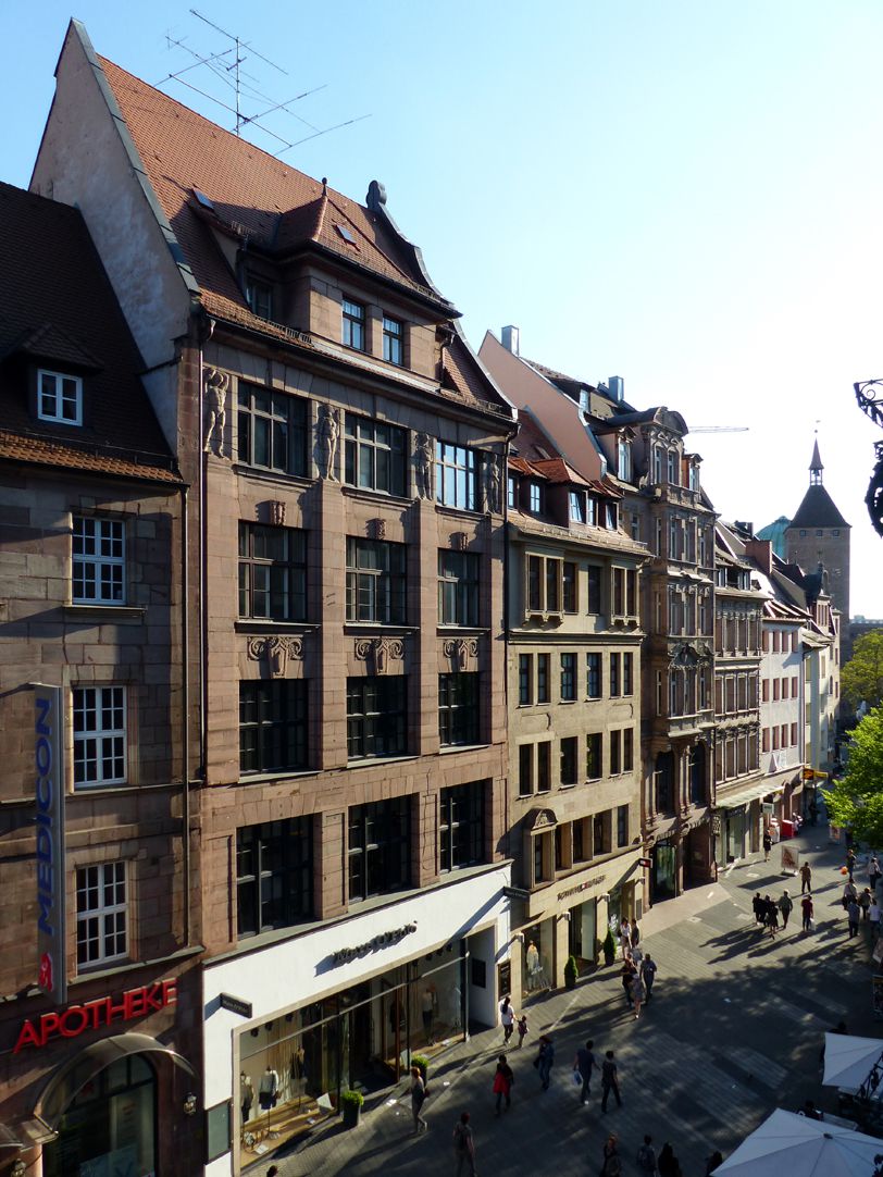 Geschäfts- und Bürohaus, Hefnersplatz 7 Gesamtansicht mit Blick in die Breite Gasse