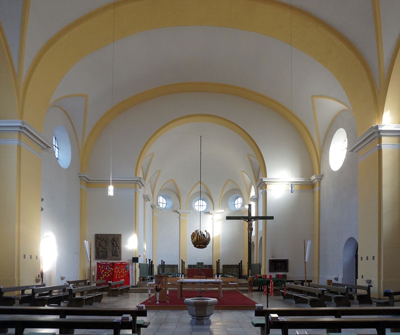 Pfingsten Blick in den Kirchenraum