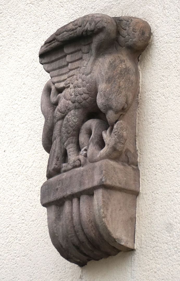 Fassadenschmuck an der ehemaligen AOK / Mühlgasse Adler mit Schlange, seitliche Ansicht