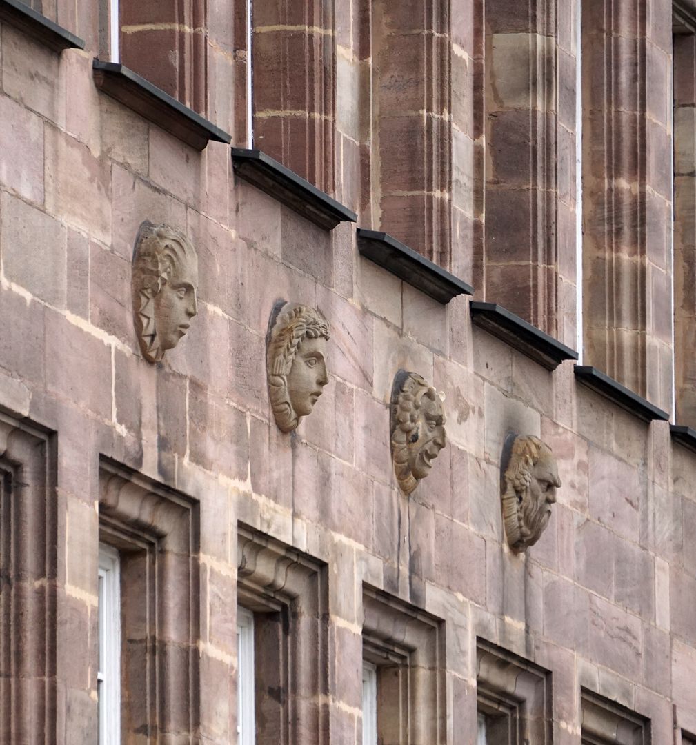 Fassadenschmuck an der ehemaligen AOK / Grillenberger Straße Maskenkopfreihe am südlichen Gebäudeflügel