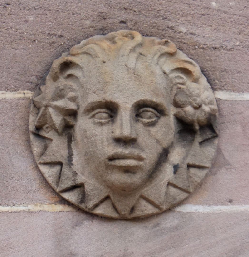 Fassadenschmuck an der ehemaligen AOK / Grillenberger Straße erster Maskenkopf der Reihe