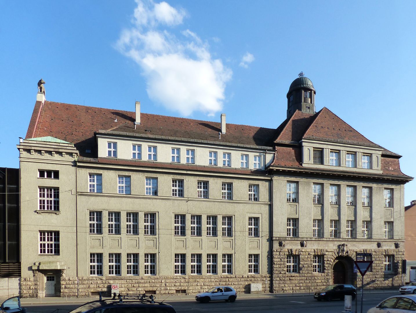 Kapitolinische Wölfin Schulbau, Fassade an der Sulzbacher Straße, oben links die Wölfin, rechts auf dem Dach die Schülersternwarte