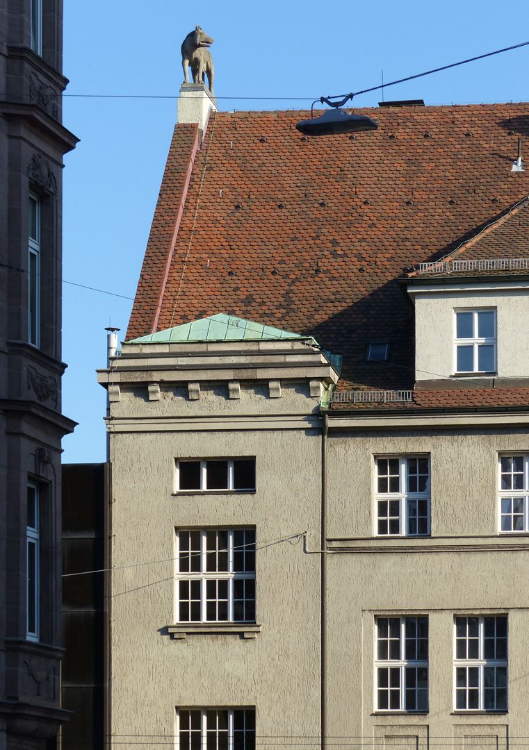 Kapitolinische Wölfin Schulbau, Fassade an der Sulzbacher Straße, oben links auf der Dachspitze die Wölfin