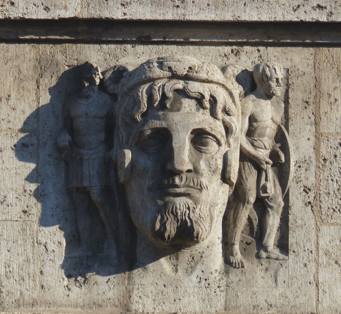 Fassadenschmuck am Melanchthon-Gymnasium Arminius