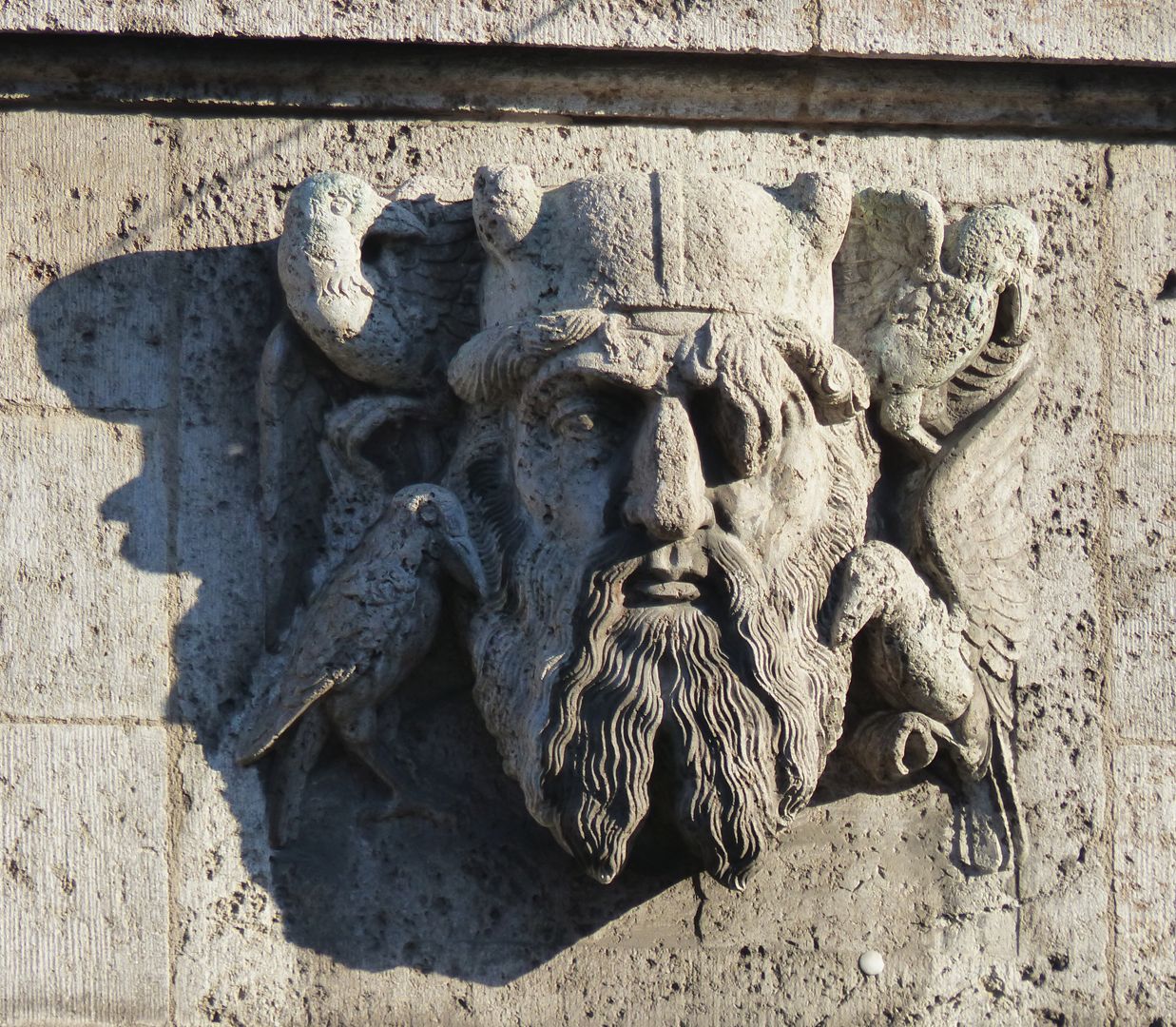 Fassadenschmuck am Melanchthon-Gymnasium Wodan