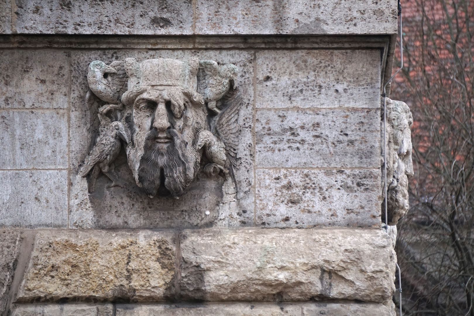 Fassadenschmuck am Melanchthon-Gymnasium letzter Kopf der Südseite mit Gebäudecke und erstem Kopf der Westseite