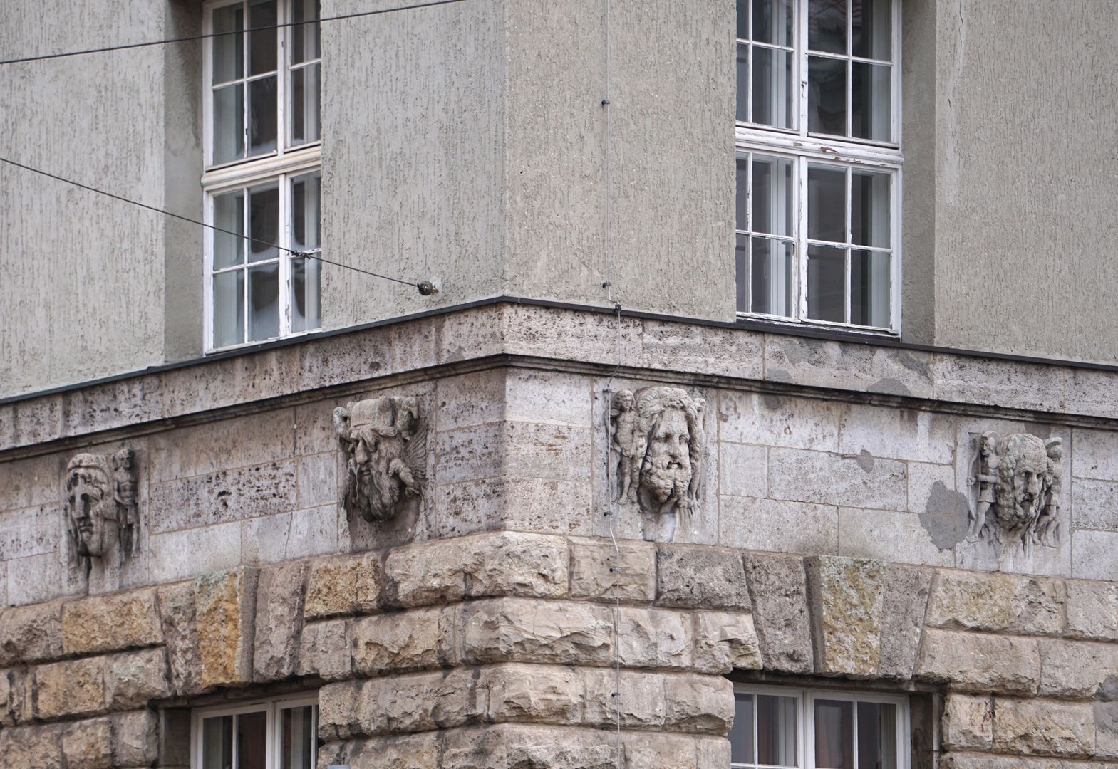 Fassadenschmuck am Melanchthon-Gymnasium Gebäudecke, Sulzbacher Straße und Merkelgasse