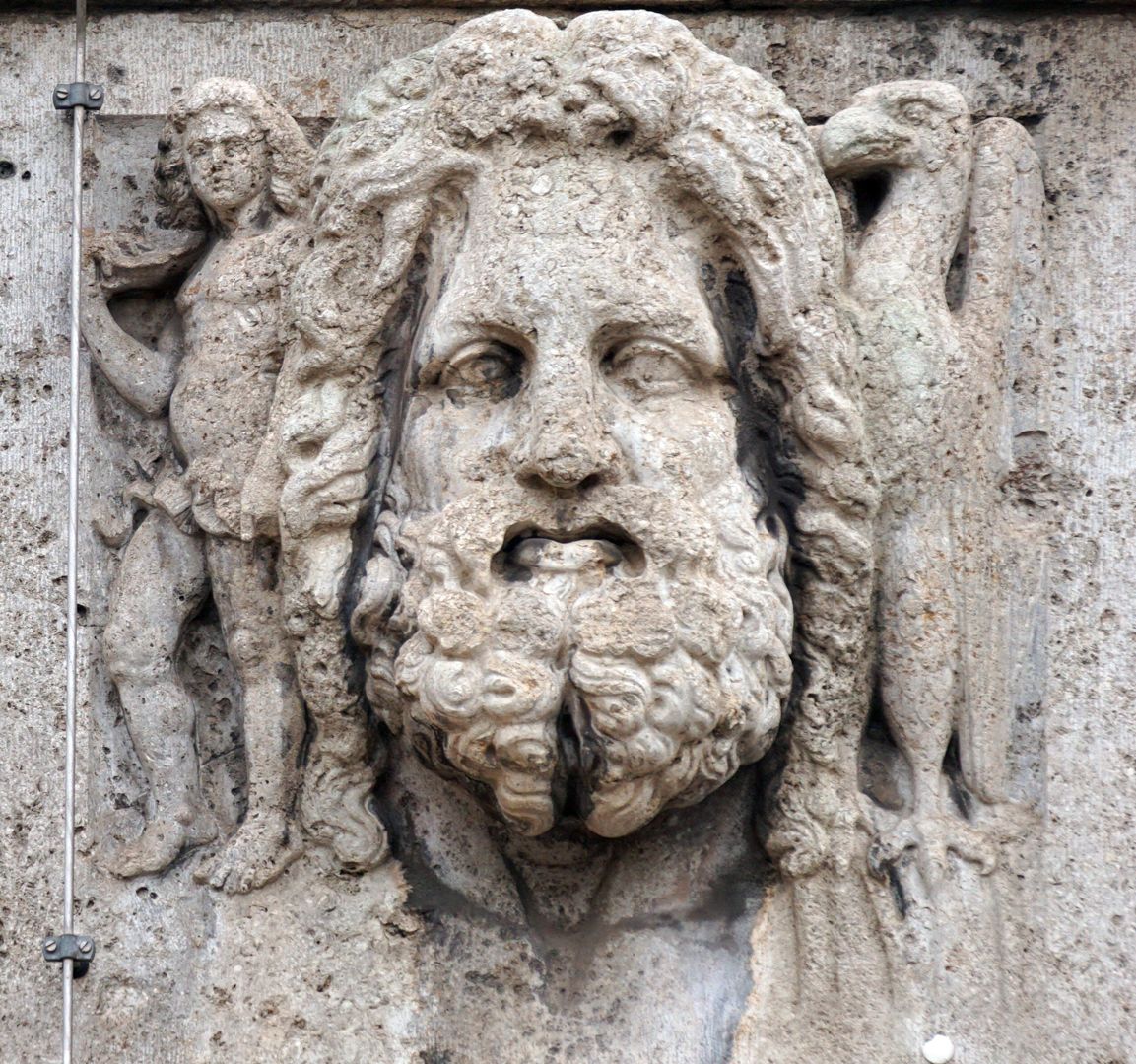 Fassadenschmuck am Melanchthon-Gymnasium Zeus
