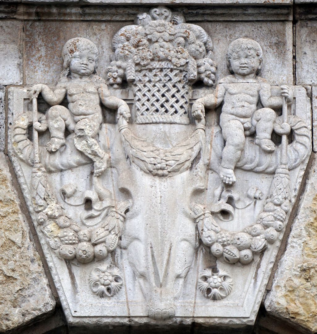 Fassadenschmuck am Melanchthon-Gymnasium Schlussstein des mittleren Fensters im Erdgeschoss an der Westseite