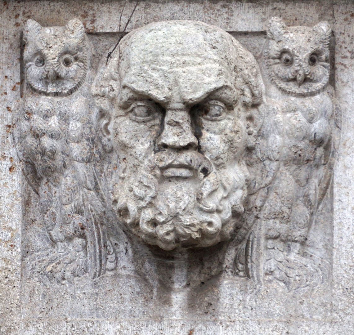 Fassadenschmuck am Melanchthon-Gymnasium Sokrates