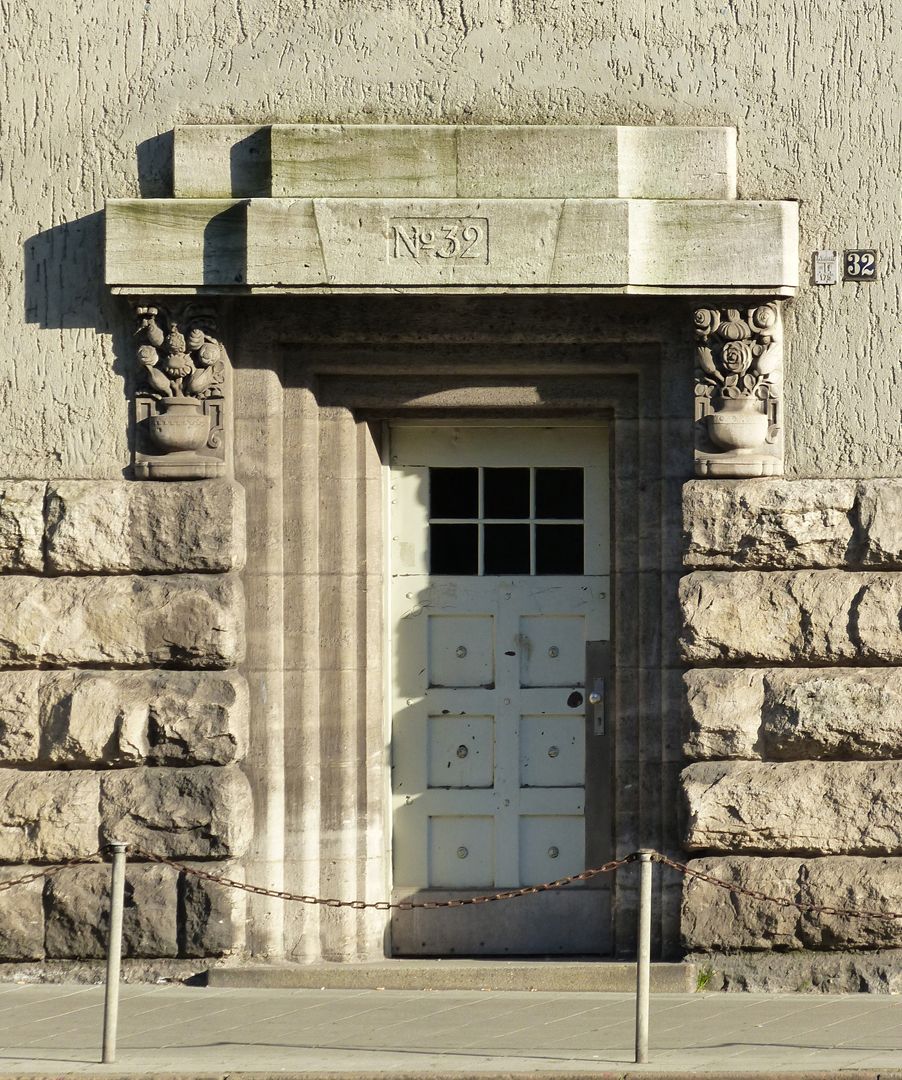 Fassadenschmuck am Melanchthon-Gymnasium Nebeneingang an der Nordseite