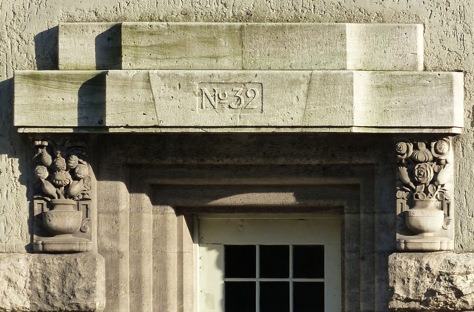 Fassadenschmuck am Melanchthon-Gymnasium Nebeneingang an der Nordseite, Detail