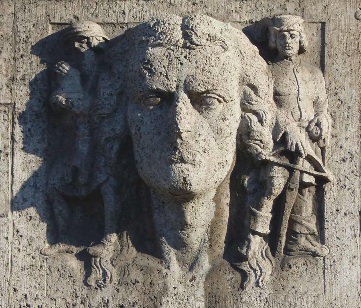 Fassadenschmuck am Melanchthon-Gymnasium Schiller mit "Glocke" und "Wilhelm Tell"