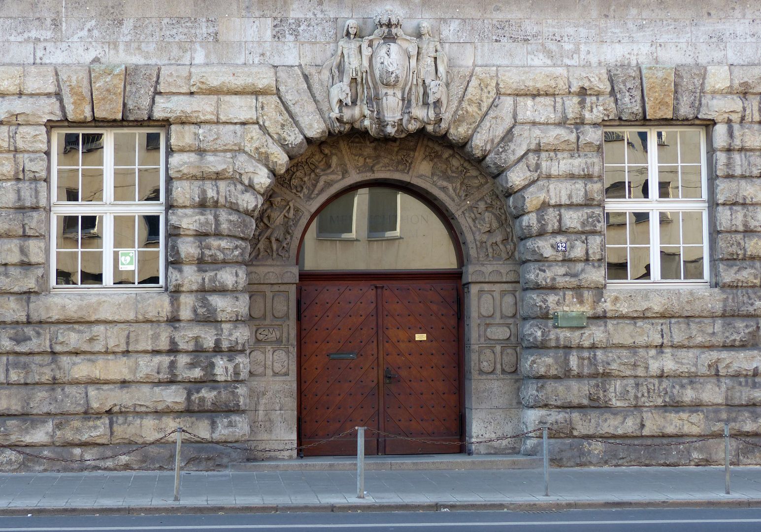 Fassadenschmuck am Melanchthon-Gymnasium Haupteingang an der Nordseite