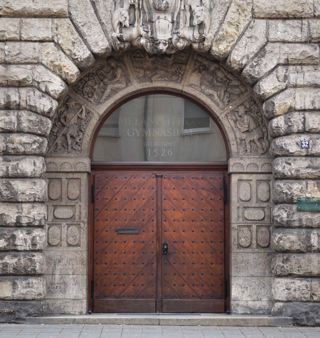 Fassadenschmuck am Melanchthon-Gymnasium Haupteingang an der Nordseite