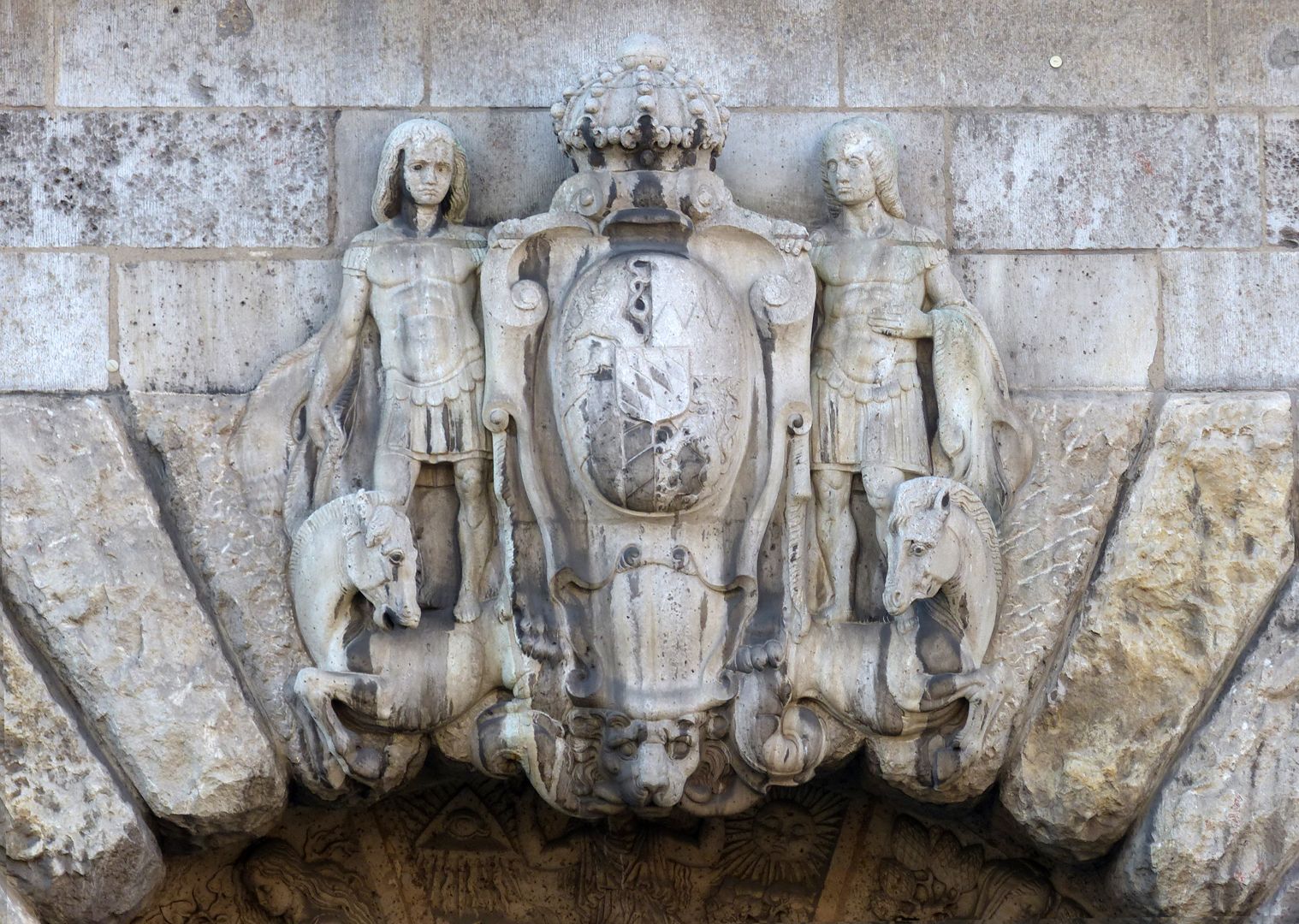 Fassadenschmuck am Melanchthon-Gymnasium Haupteingang an der Nordseite, oberer Abschluss des Türbogens mit dem Bayerischen Wappen