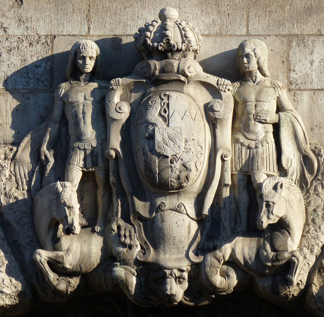 Fassadenschmuck am Melanchthon-Gymnasium Haupteingang an der Nordseite, oberer Abschluss des Türbogens