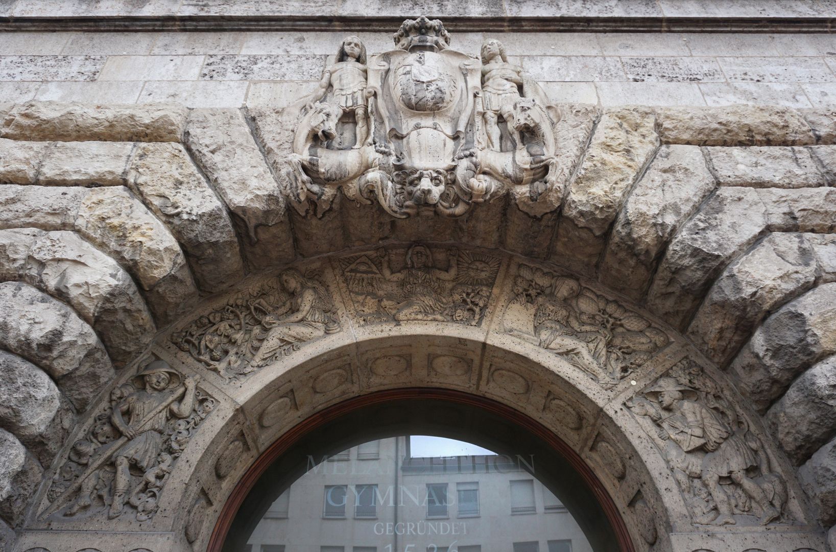 Fassadenschmuck am Melanchthon-Gymnasium Rundbogen über dem Haupteingang