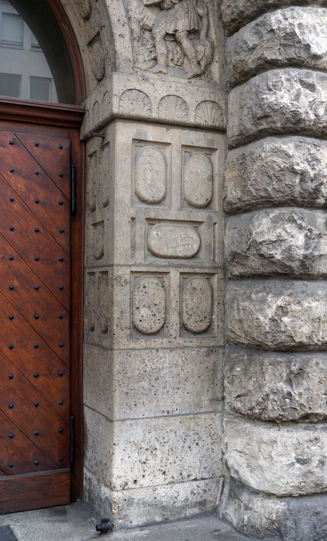 Fassadenschmuck am Melanchthon-Gymnasium rechte Türlaibung und Mauerwerk