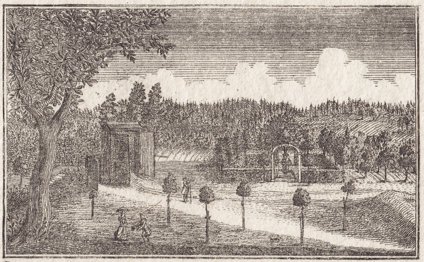 Wasserquell auf dem Thumenberg Zugang zum Garten mit Einfahrt und Tor, gepflanzte Baumallee und kleiner Ziergarten mit Formhecken und einem Brunnen, bzw. Skulptur