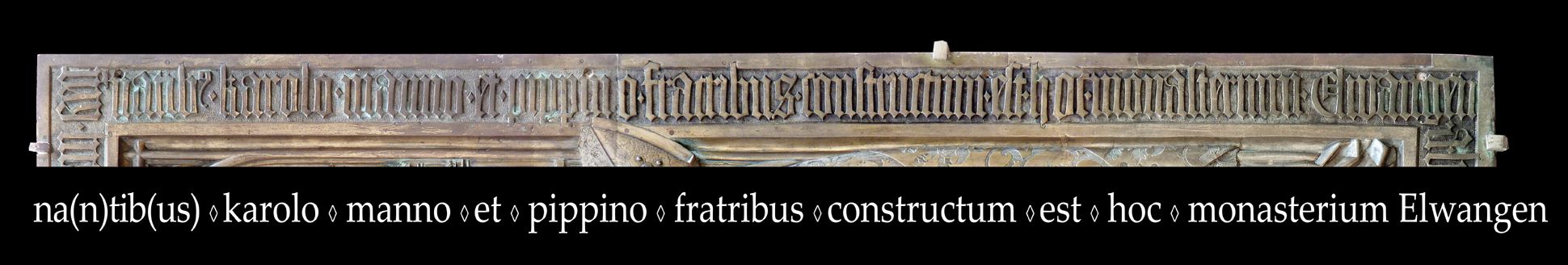 Memorienplatte für Hariolf und Erlolf Inschrift am rechten Plattenrand