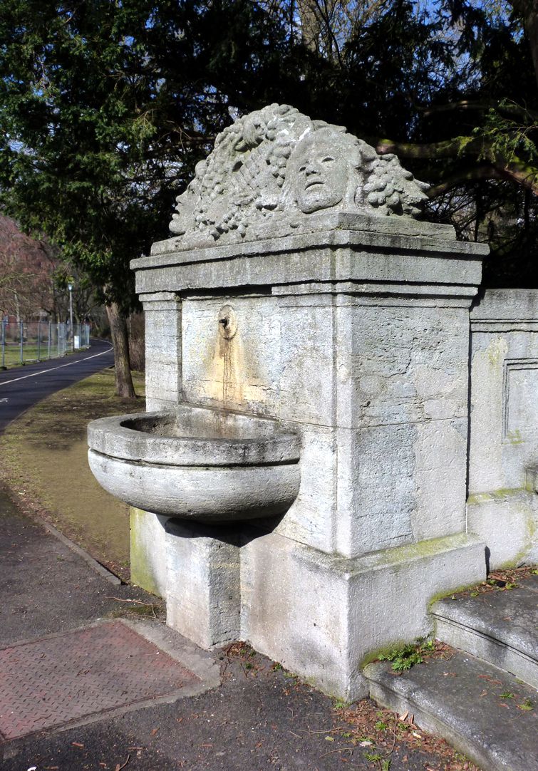 Schillerdenkmal linke Brunnenanlage
