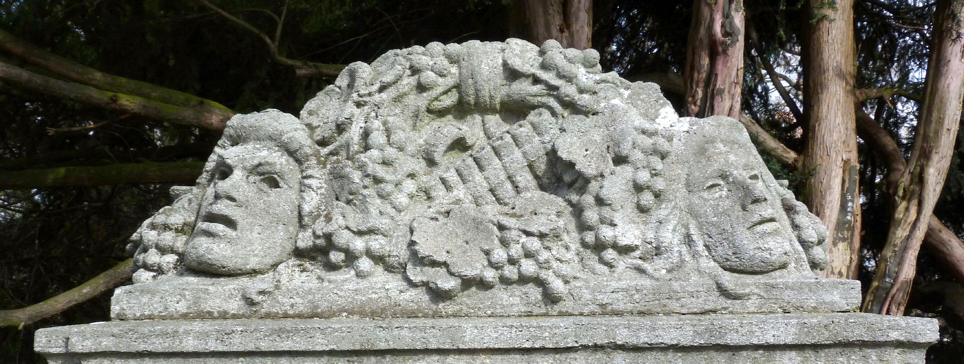 Schillerdenkmal linke Brunnenanlage, Masken, Weintrauben und Panflöte