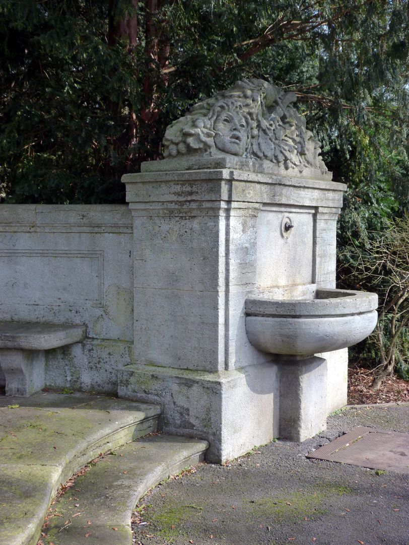 Schillerdenkmal rechte Brunnenanlage