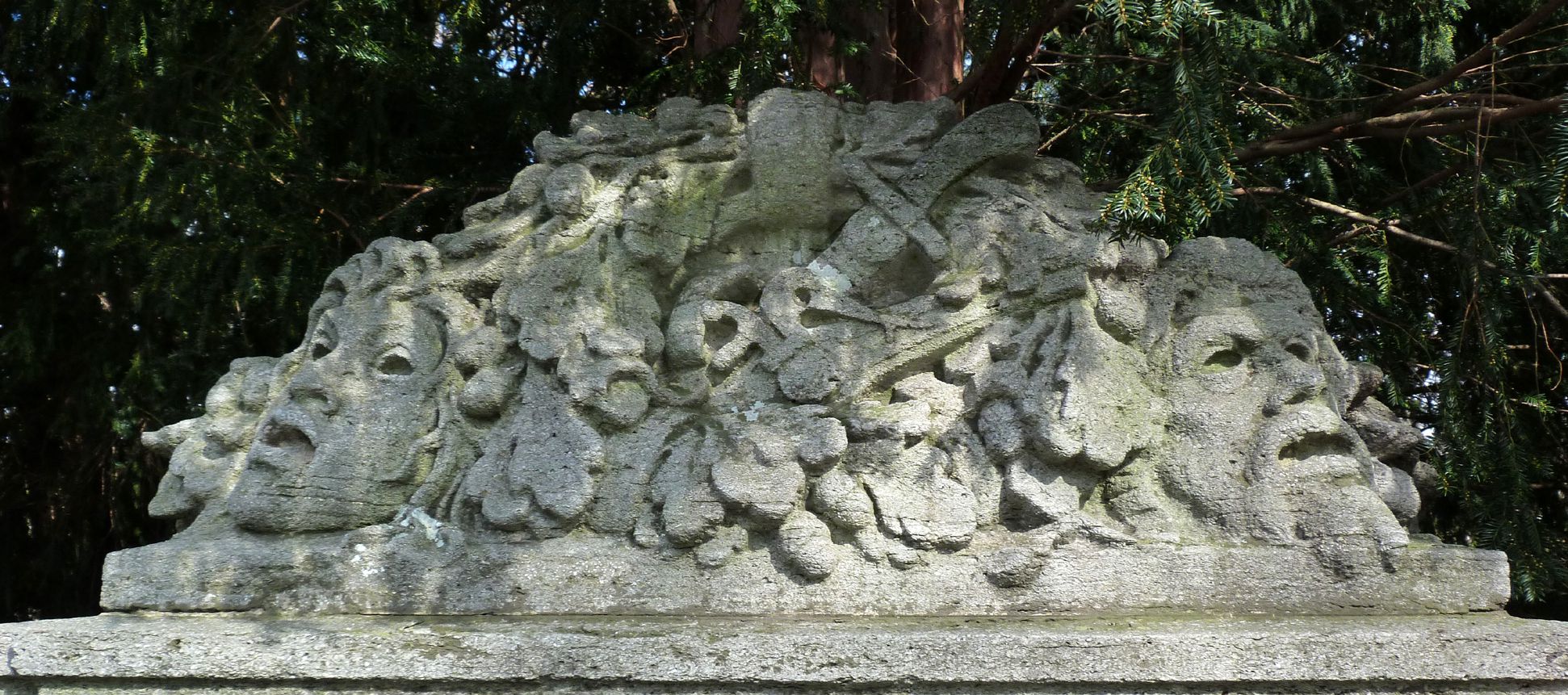 Schillerdenkmal rechte Brunnenanlage, Masken, Eichenlaub mit Pistole und Schwert