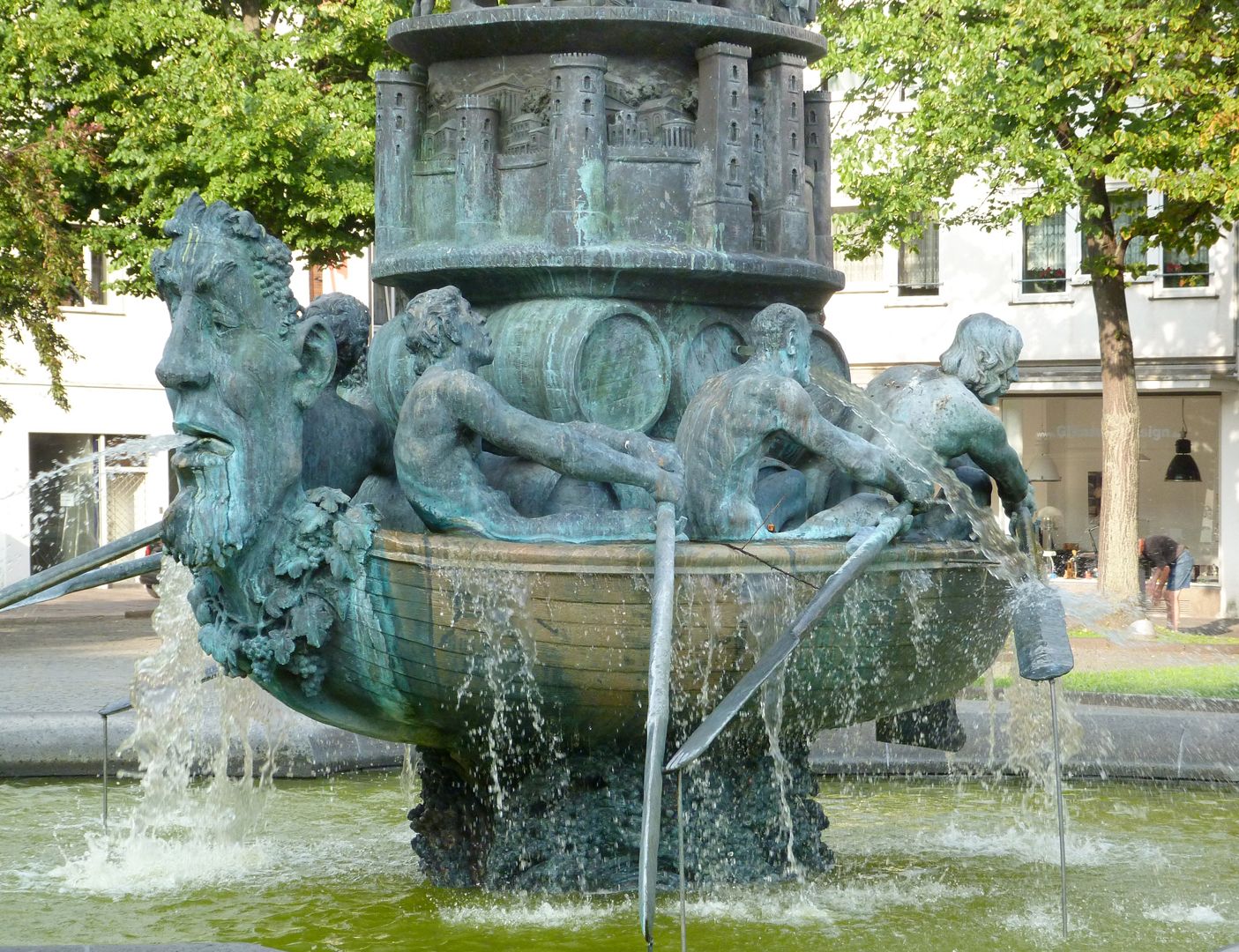 Historiensäule Weinschiff, darüber die Darstellung der römischen Stadt