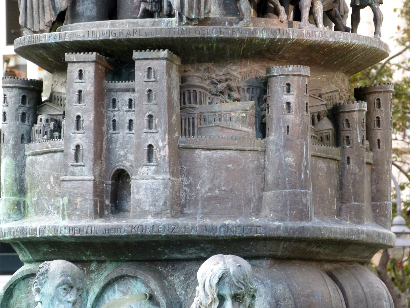 Historiensäule Castellum apud Confluentes (deutsch „Kastell bei den Zusammenfließenden“) / Koblenz, die Stadt an Rhein und Mosel