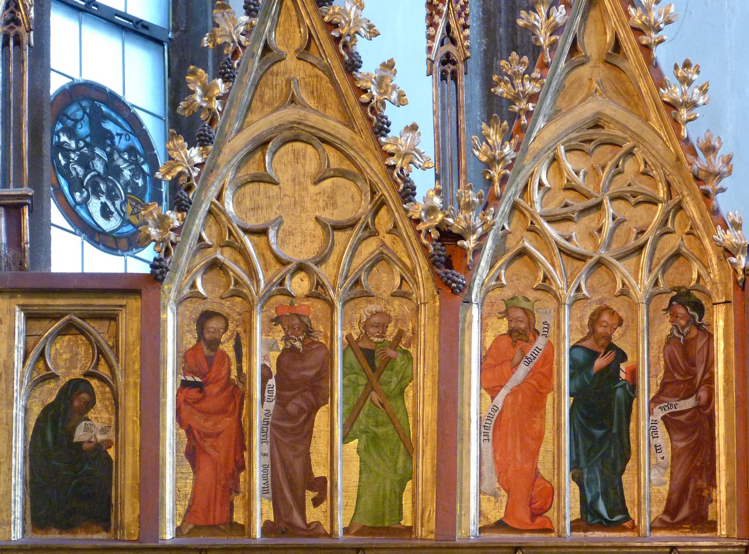 Hochaltar von St. Jakob linker Altarflügel, oberes Personenregister mit zwei Wimpergen, die Apostel Bartholomäus, Andreas und Simon zwischen vier Propheten.