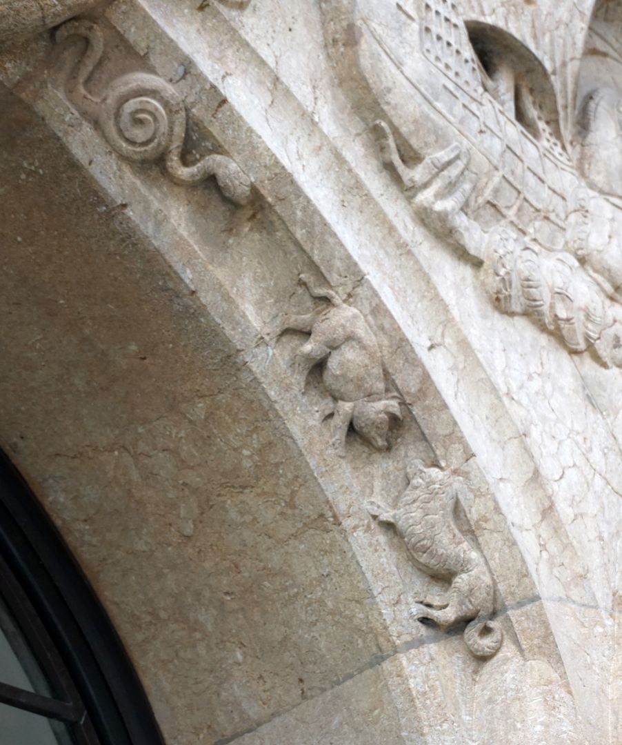 Portal rechte obere Ecke, Detail mit Schlange, Schwein und Wolf