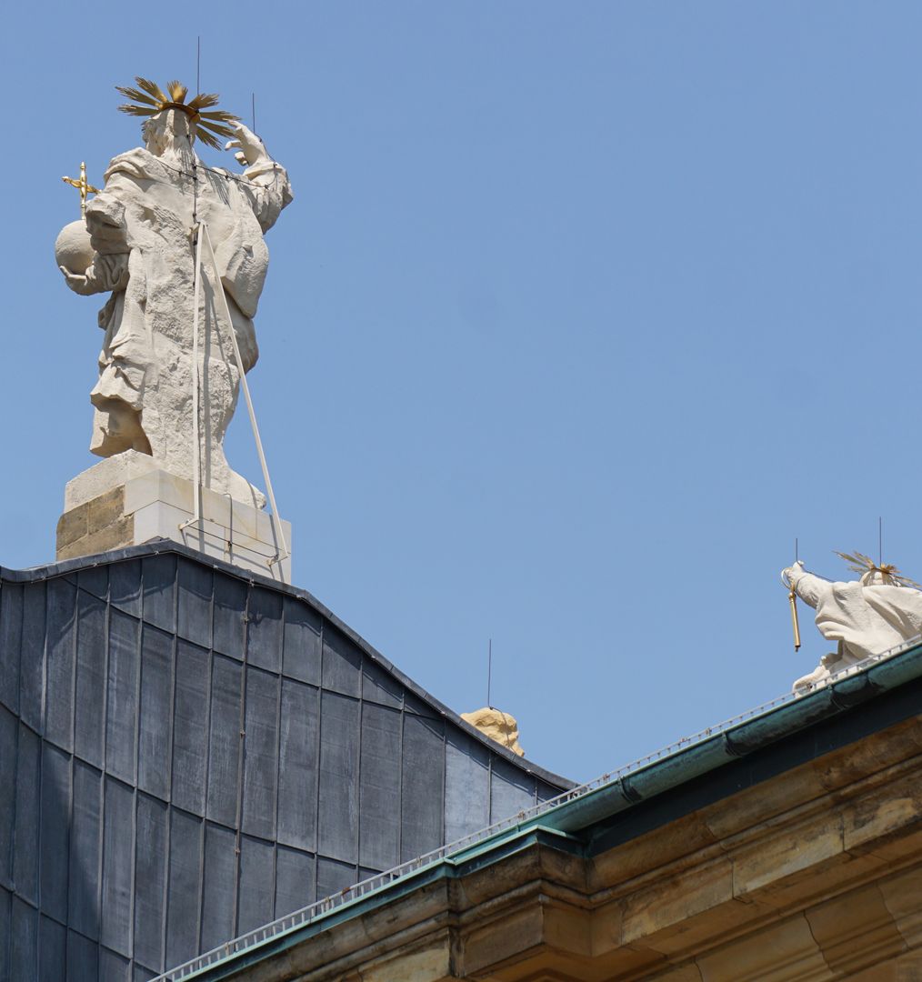 Vierzehnheiligen / Giebelfiguren Salvator Mundi, Rückansicht von Südost
