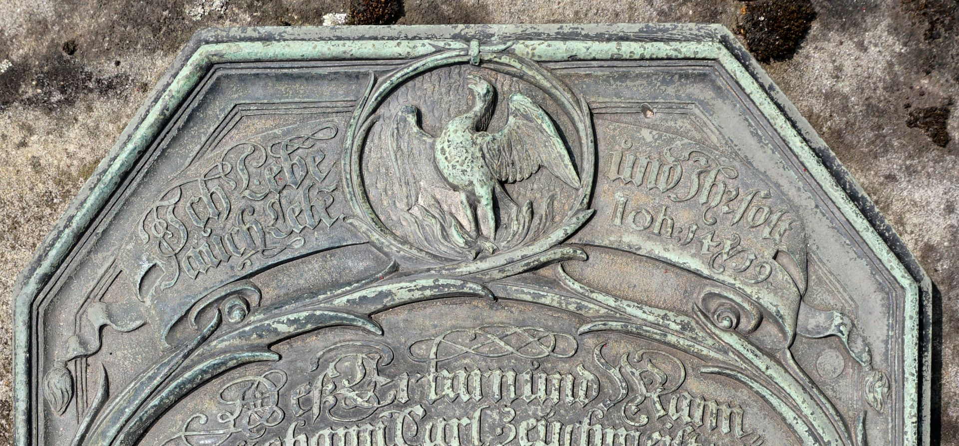 Epitaph des Hans Carl Detailansicht / "Fliegender Zettel" mit Inschrift: Ich lebe und Ihr sollt auch leben, Joh: 14. V. 19.