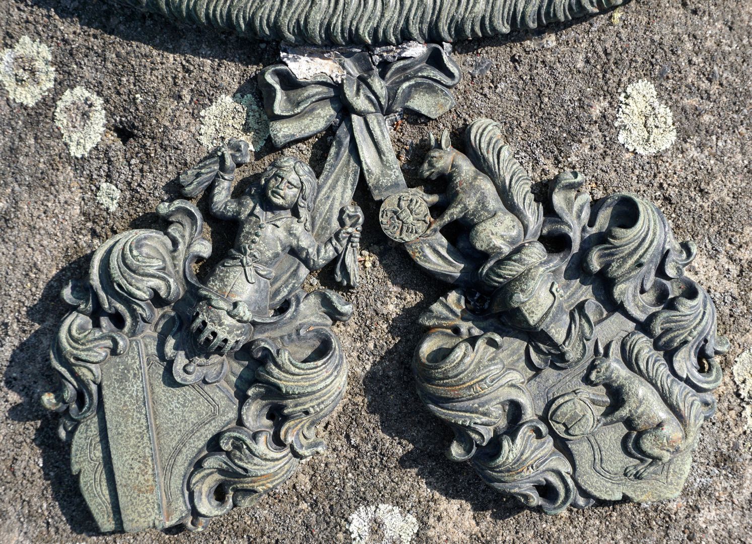 Epitaph des Johann Magnus Fetzer Wappenpaar der Eltern des Verstorbenen: der Fetzer (links) und der Vierer (rechts)