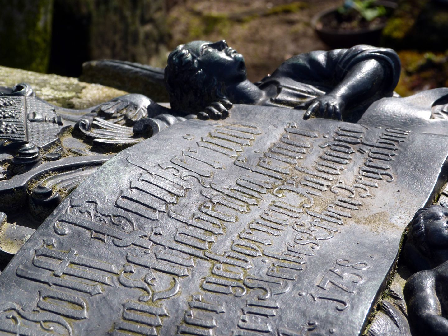 Tumba des Georg Wolff Pantzer und Ehefrau Anna Maria Elisabetha Ruland obere Inschrift, Detail mit Betonung der Reliefierung
