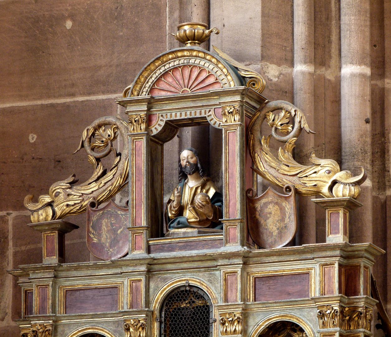 Johannesaltar (Altar der beiden Johannes) Retabelgiebel mit Salvatorfenster, stützende Fabelwesen und spiegelsymmetrische Imhof-Wappen