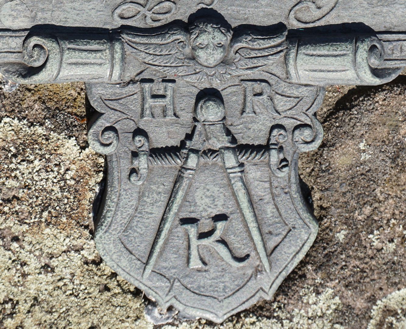 Johannisfriedhof Grabstätte 910 Wappenschild mit Zirkel