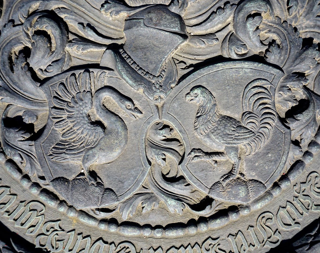 Johannisfriedhof Grabstätte 1446 Wappenmedaillon von Simon Naub und Ehefrau Maria, Wappen