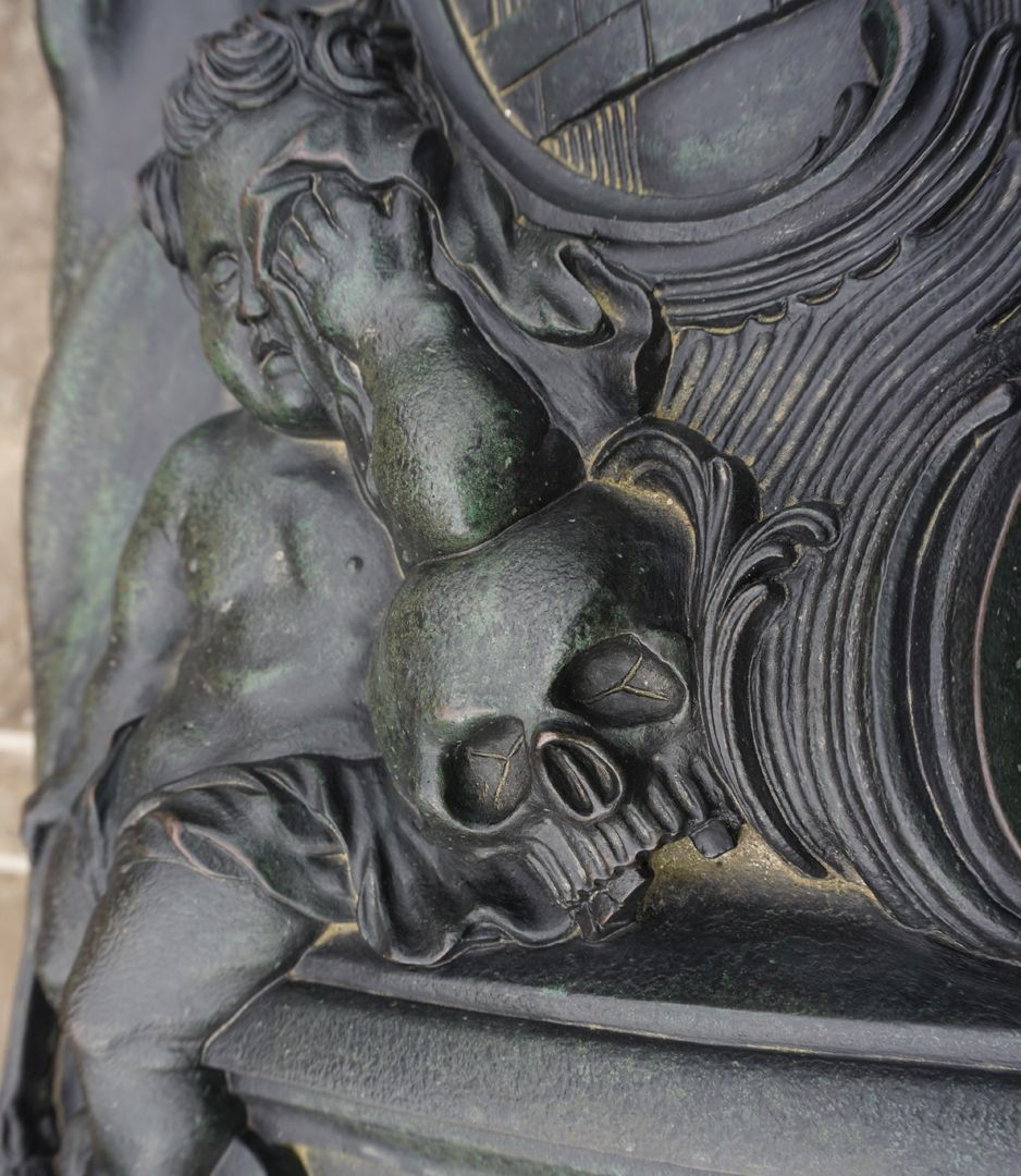 Grabstätte des Carl Friedrich Behaim trauernder Putto stützt sich auf einem Totenschädel