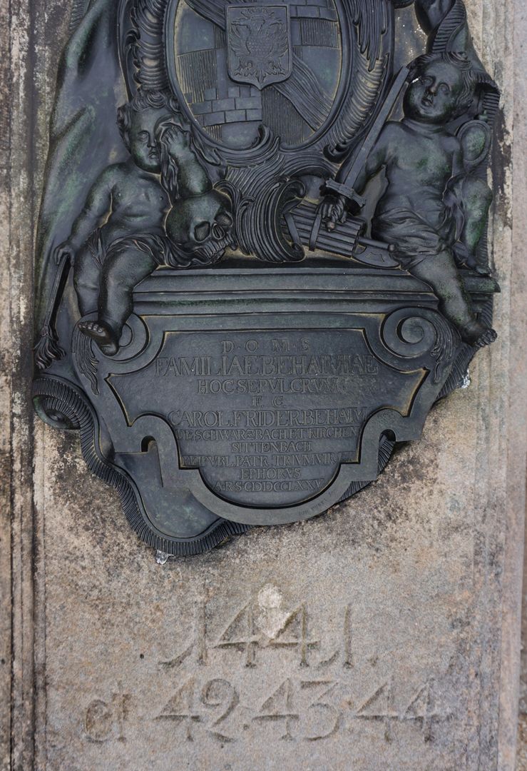 Grabstätte des Carl Friedrich Behaim untere Epitaphtafel und Grabnummer auf dem Stein