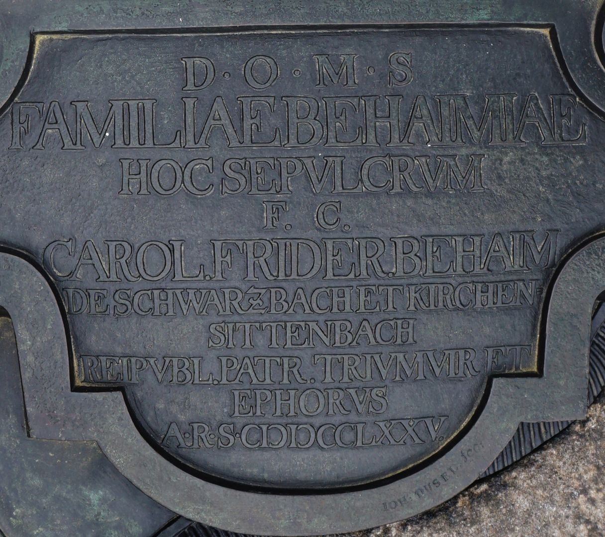 Grabstätte des Carl Friedrich Behaim D.O.M.S = Deo Optimo Maximo Sacrum („Dem besten und größten Gott geweiht“) / Hoc Sepulcrum (Dieses Grab)