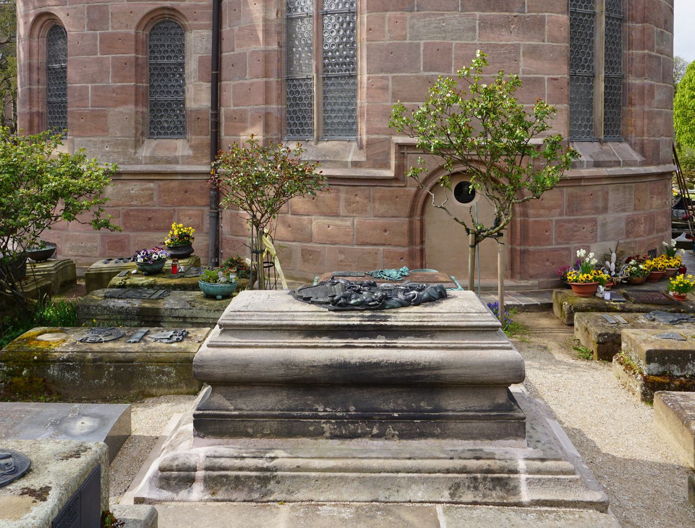 Grabstätte des Carl Friedrich Behaim Grabstein über der gemauerten Gruft