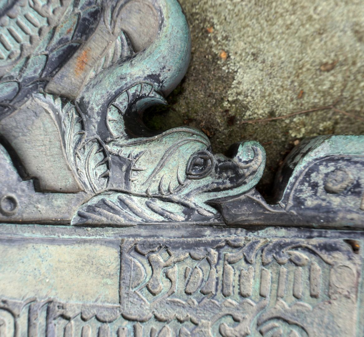 Epitaph von Paul und Magdalena Oellinger Tafel mit Inschrift, Detail mit Delphin
