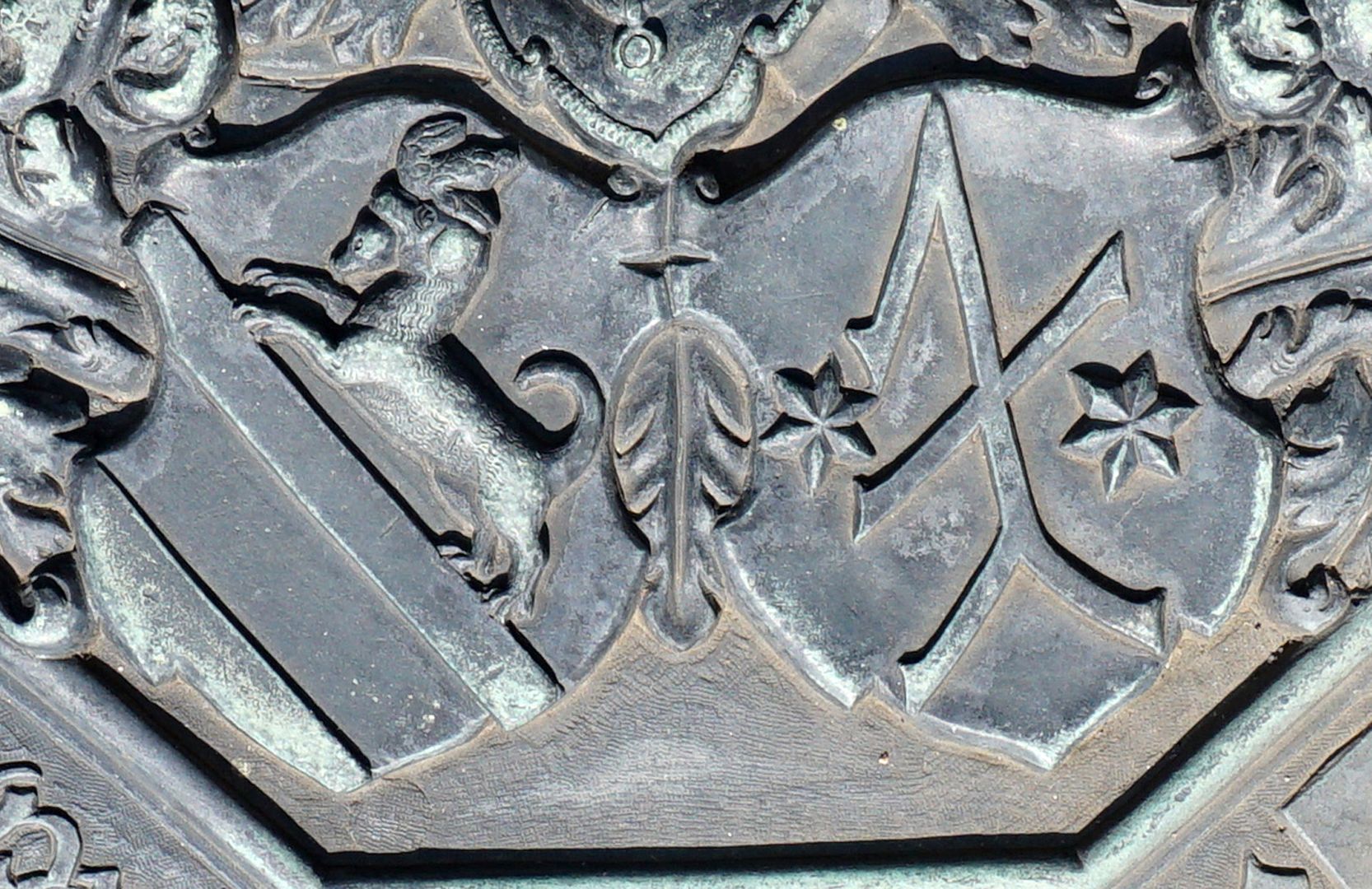 Epitaph für Georg Oertel und seine Frau Susanna sowie für Tobias Holl und seine Frau Susanna Epitaph 2: links Wappen der Holl (Fuchs mit Gans im Maul), rechts die Hausmarke für die Fürstenhauer