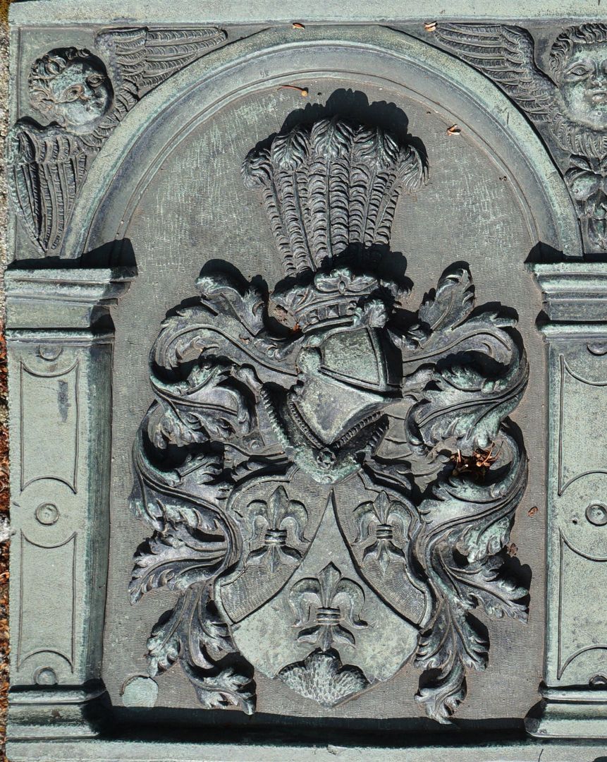 Epitaph für Georg Oertel und seine Frau Susanna sowie für Tobias Holl und seine Frau Susanna Epitaph 1: linkes Wappen mit drei Lilien, untere über einem Dreiberg