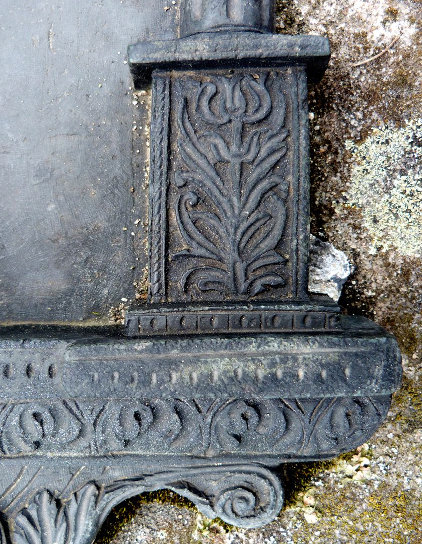 Epitaph des Hanß Parterum rechte untere Ecke mit Postament und Pflanzenornamentik